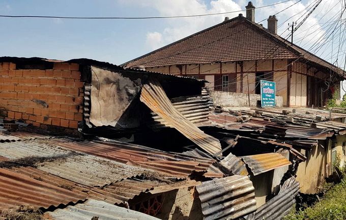 Cảnh sát khám nghiệm hiện trường căn nhà cháy 5 người chết ở Đà Lạt